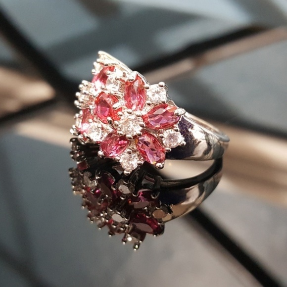 Red & White Cubic Zirconia Statement Ring - Picture 4 of 8